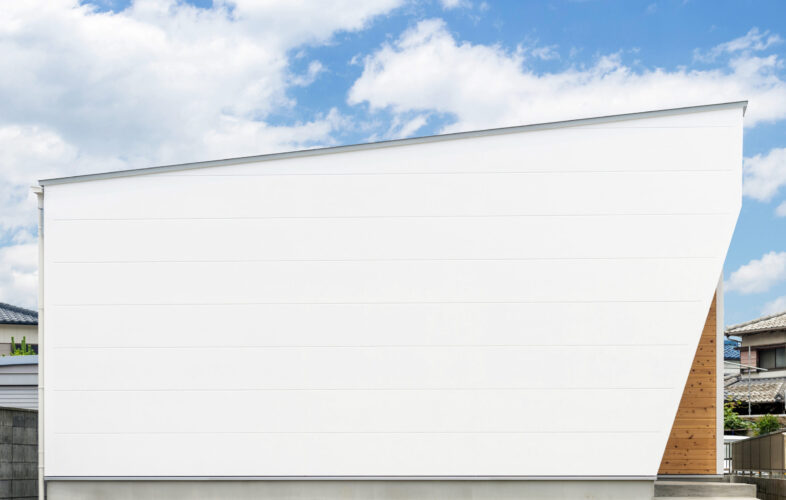 「外観は閉じて内に開く平屋｜中庭から光が広がるミニマルデザインの明るい住まい」